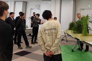 実物の牧草や雑草を用いた解説