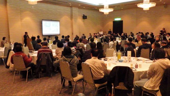 試食会風景（講演中）