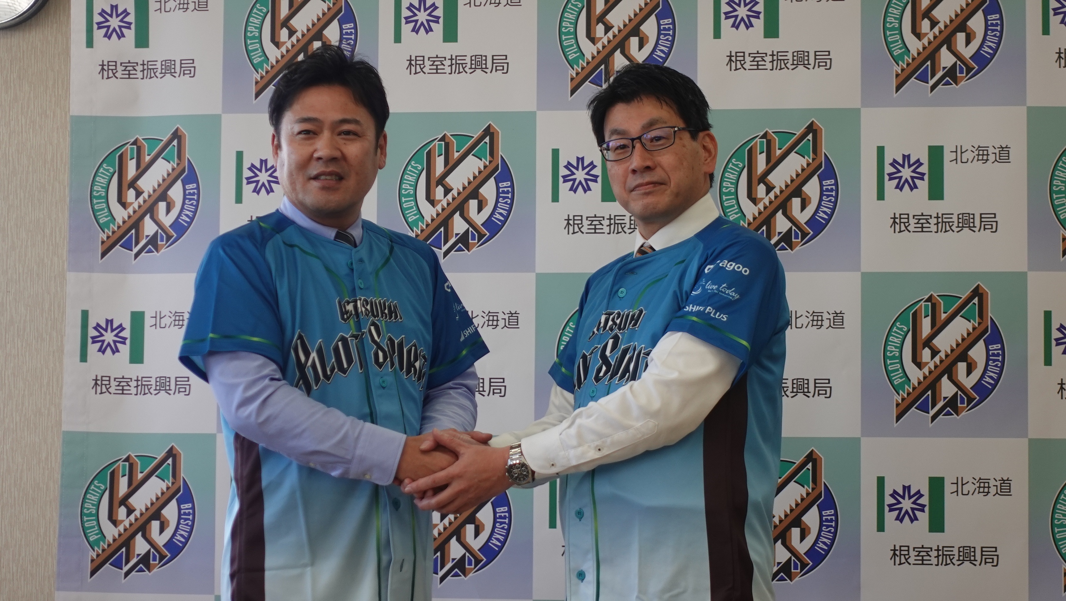 写真２（握手）